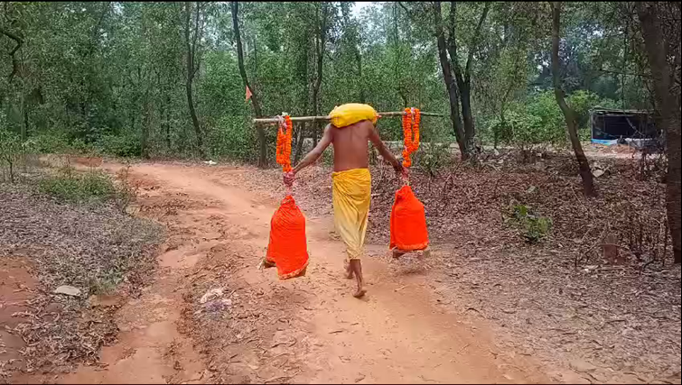  Shiv devotee of Giridih set out to offer 51 liters of water to Bholenath