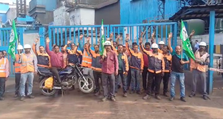 Land donors of Tata company blocked the road in Seraikela