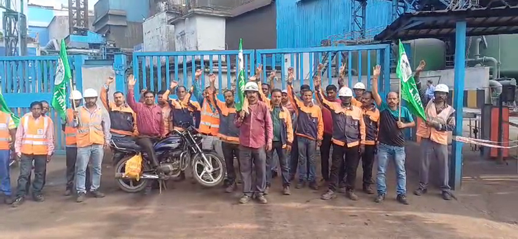 Land donors of Tata company blocked the road in Seraikela