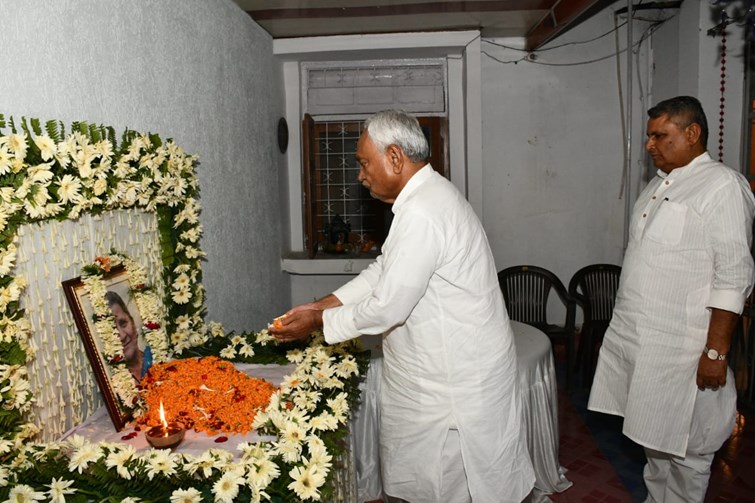 Chief Minister participated in the funeral rites of the mother of Sandeep Pondrick