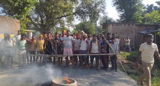 Demonstration of villagers with dead body in Saharsa