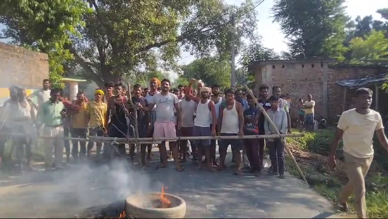 Demonstration of villagers with dead body in Saharsa