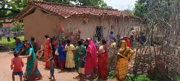 Dead body of a girl found on the roadside in Chatra