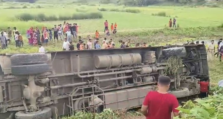 The bus going from Tamdi to Siliguri met with an accident