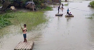 Boat carrying children in flood in Purnia