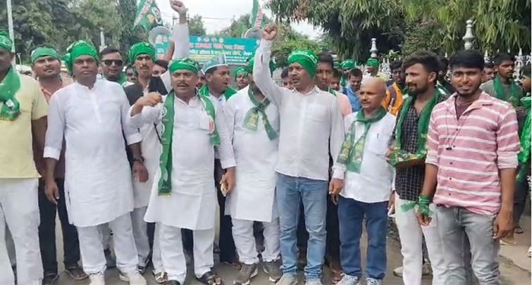  RJD leaders take out padyatra demanding 65 PERCENTAGE reservation