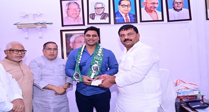 Renowned doctor of Cicero Hospital Dr Mahesh Kumar took membership of JDU.