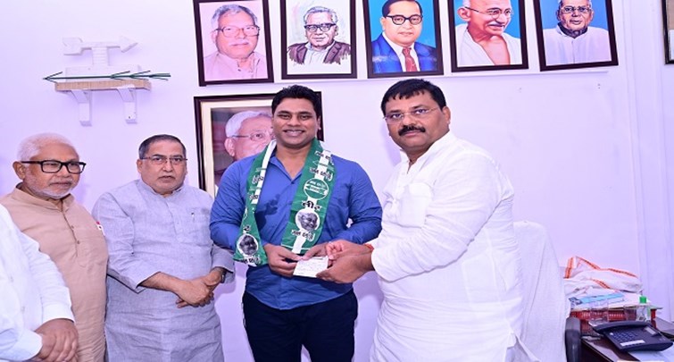 Renowned doctor of Cicero Hospital Dr Mahesh Kumar took membership of JDU.
