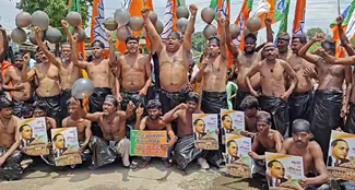 Half naked demonstration of BJP leader in Bokaro