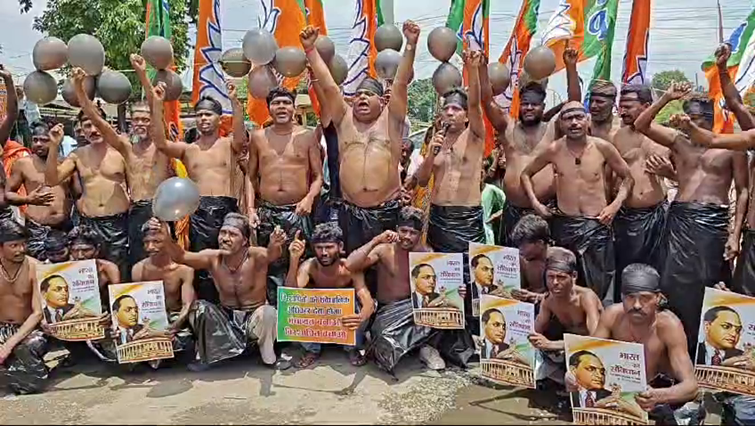 Half naked demonstration of BJP leader in Bokaro