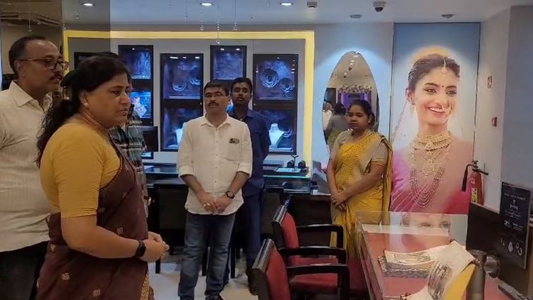 Minister Lacey Singh reached Tanishq Jewelery showroom of Purnia