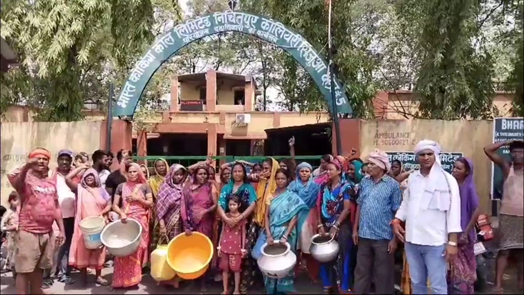 People s anger over water shortage in Dhanbad