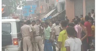 katihar mai raid karne pahunchi police team per hamla 