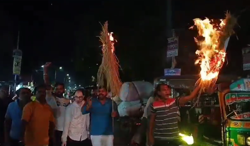 URJA MANTRI AUR BIJLI VIBHAG KE ADHIKARIYON KA PUTLA DAHAN