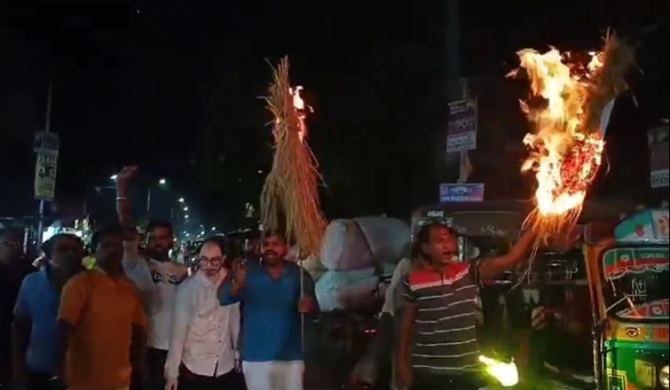 URJA MANTRI AUR BIJLI VIBHAG KE ADHIKARIYON KA PUTLA DAHAN