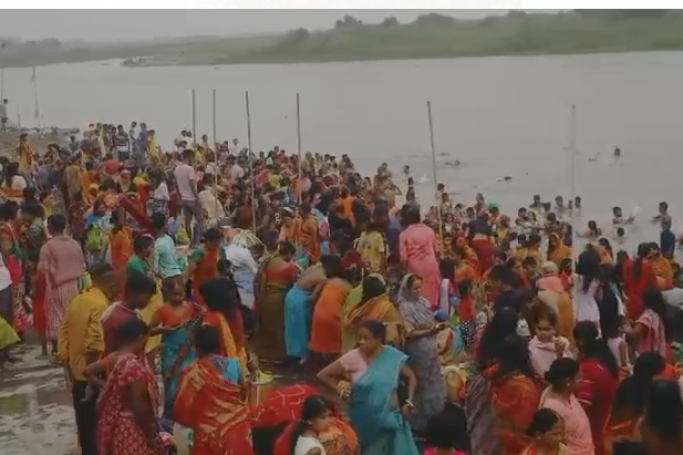 Thousands of devotees are taking a dip in Uttar Vahini Ganga.