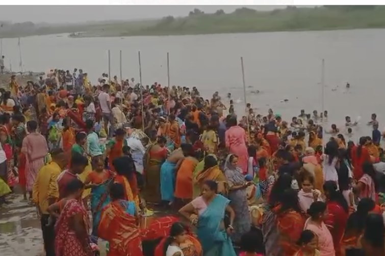 Thousands of devotees are taking a dip in Uttar Vahini Ganga.