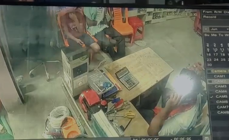 Seized by collar in broad daylight for asking for loan, threatened to kill, incident captured in CCTV camera