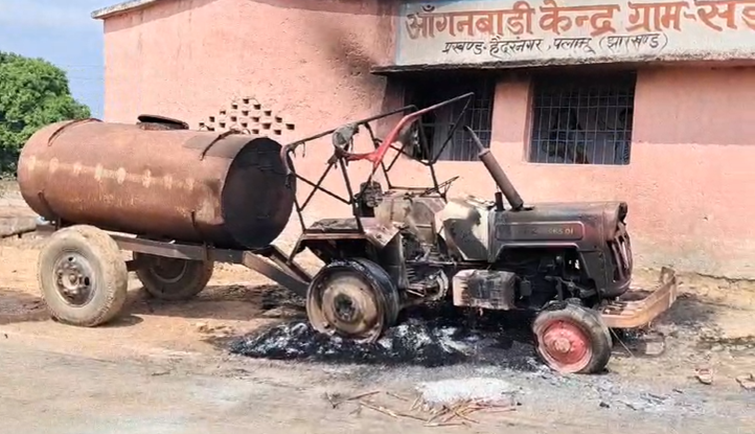  Vehicles engaged in road construction were burnt in Palamu