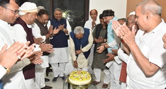 JDU leader Chhotu Singh celebrated CM Nitish's birthday with pomp at 1 Anne Marg, many leaders including Minister Vijay Chaudhary were present.