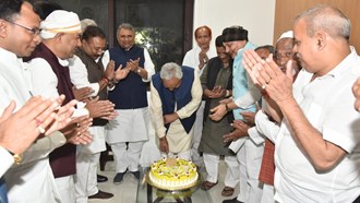 JDU leader Chhotu Singh celebrated CM Nitish's birthday with pomp at 1 Anne Marg, many leaders including Minister Vijay Chaudhary were present.