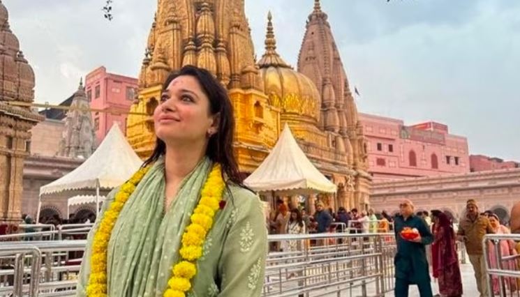 Wish at Mahadev's door... Bollywood actress visited Kashi Vishwanath, kept admiring the grandeur of the temple
