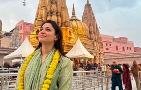 Wish at Mahadev's door... Bollywood actress visited Kashi Vishwanath, kept admiring the grandeur of the temple