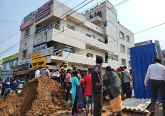 A total of two people including a child injured due to wall collapse