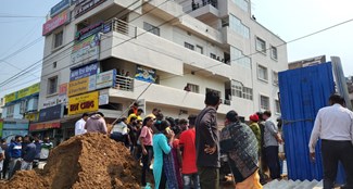 A total of two people including a child injured due to wall collapse