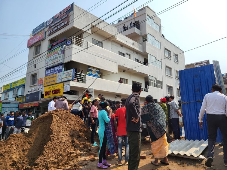 A total of two people including a child injured due to wall collapse