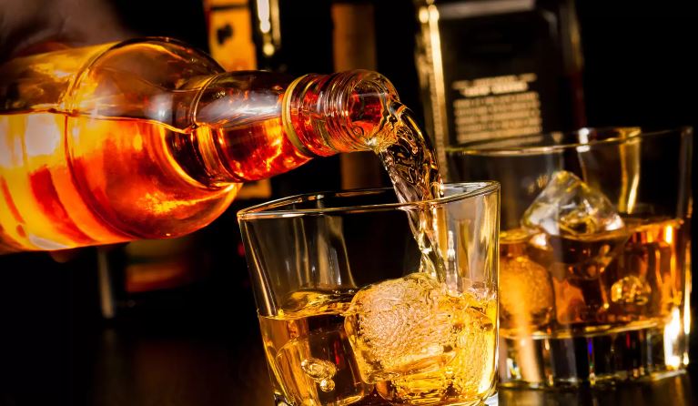  Bargaining a piece of liver for two sips of liquor  A man turned into a beast during a party, ruined his relationship