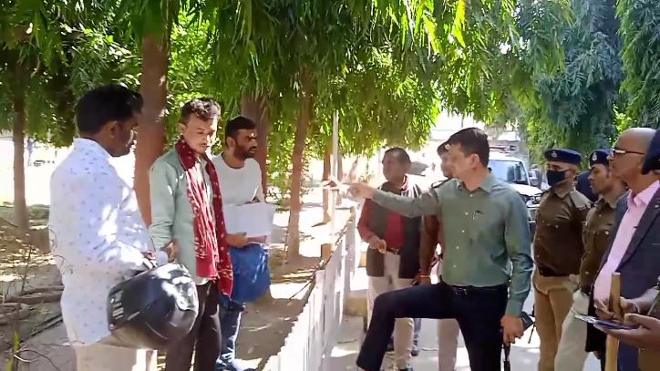 DM-SP himself took to the road in Sasaram, taught a lesson to those breaking traffic rules, also imposed fine