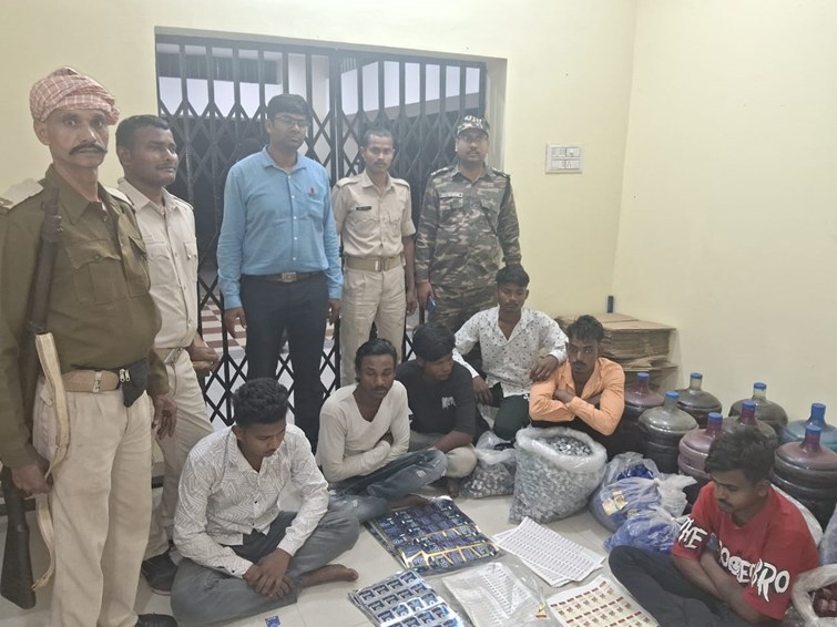 Raid in excise department, 6 arrested with 20 boxes of illicit liquor