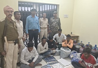 Raid in excise department, 6 arrested with 20 boxes of illicit liquor