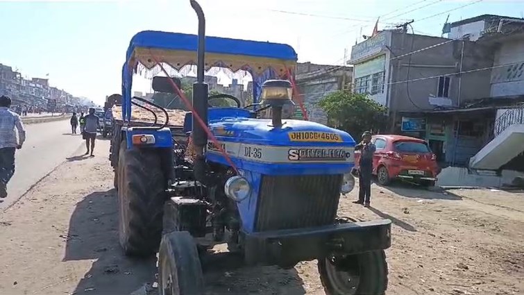 Police seized two tractors engaged in illegal sand business in Dhanbad, police engaged in investigation.