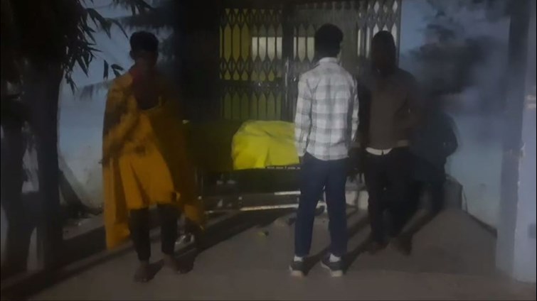  Firing between two parties over bike parking, one dead and two injured, incident in Islampur police station area.