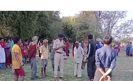 gumla mai kuaie se agyat vyakti ka shav baramad 