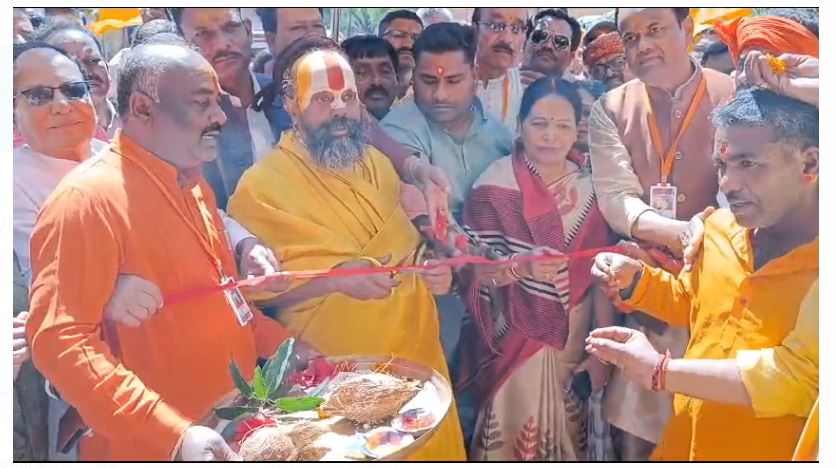 koderma ke dhwajadhari aashram mai bhakton ki umdi bhir 