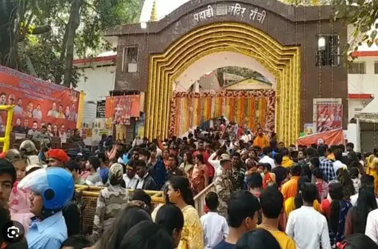 Crowd of devotees gathered in the hill temple of Ranchi on Mahashivratri