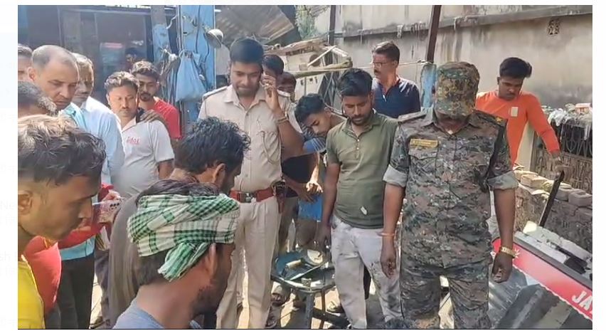 nirsa mai current lagne se rang mistri ki maut 