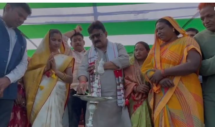 mantri mithilesh ne garhwa mai di 300 karor ki saugaat 