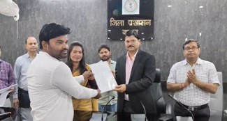 In Garhwa district, 23 unemployed youth got appointment letters together, the faces of the youth lit up after receiving the appointment letters.