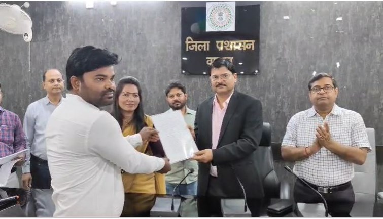 In Garhwa district, 23 unemployed youth got appointment letters together, the faces of the youth lit up after receiving the appointment letters.