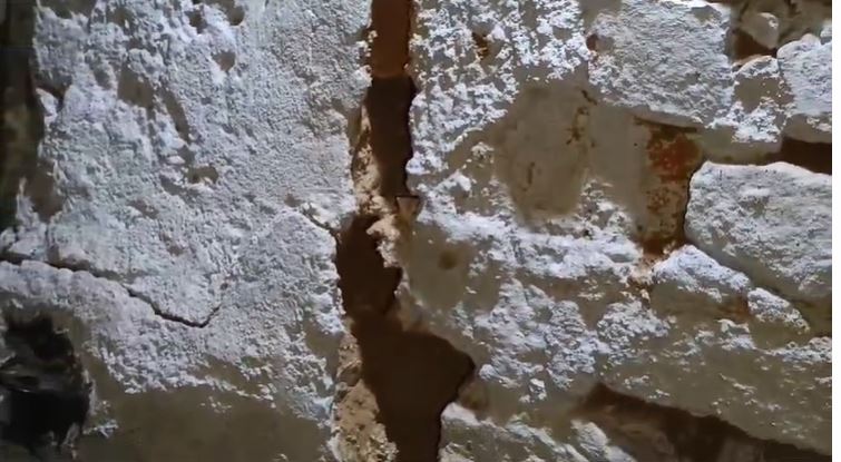 Due to heavy blasting in Sushi Outsourcing, cracks in many houses of Barari Bazaar Masjid Patti Basti, panic among people.