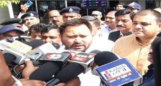 Tejashwi reaches Patna and shouts at the government