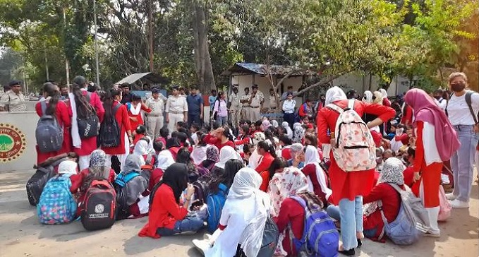 Demonstration of JD Women's College students outside CM residence