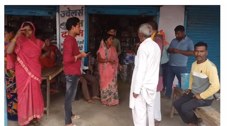 palamu mai aabhushan dukaan mai dindahare chori 