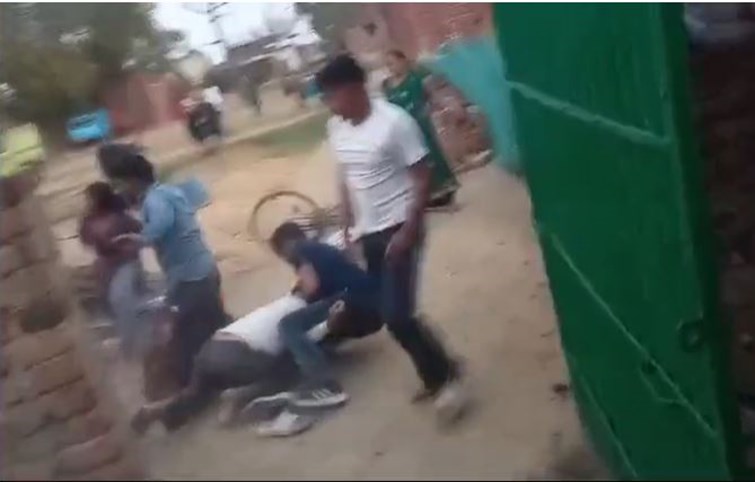 The villagers beat up the contractor doing road construction work from the Municipal Corporation.