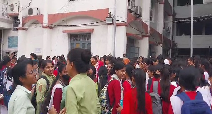  JD Women's College students expressed their pain