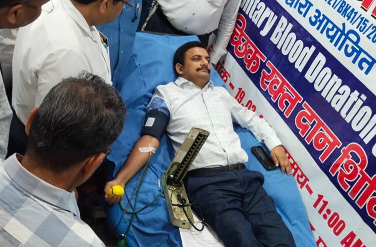 Deputy Commissioner inaugurated the camp by donating blood, DDC, Trainee IAS and Civil Surgeon also donated blood.